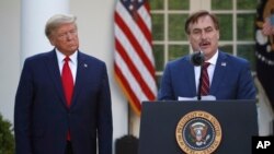 CEO My Pillow Mike Lindell (kanan) bersama Presiden AS Donald Trump di Gedung Putih, 30 Maret 2020. (Foto: dok). Twitter menutup permanen akun Mike Lindell yang dikenal sebagai My Pillow Guy, Senin malam (25/1). 