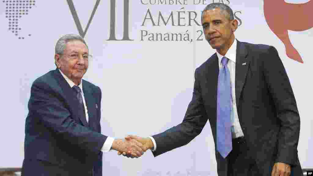 U.S. President Barack Obama and Cuban President Raul Castro meet for an informal talk on the sidelines of the Summit of the Americas in Panama City, April 11, 2015. 