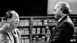 بھٹو چینی رہنما ماؤزے تنگ سے ملاقات کے دوران (فائل فوٹو)