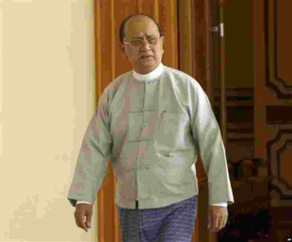ႏိုင္ငံေတာ္သမၼတဦးသိန္းစိန္၊ တပ္မေတာ္ကာကြယ္ေရးဦးစီးခ်ဳပ္ ဗိုလ္ခ်ဳပ္မွဴးႀကီး မင္းေအာင္လိႈင္၊ ျပည္သူ႔လႊတ္ေတာ္ဥကၠ႒ သူရဦးေရႊမန္း၊ အမ်ိဳးသားလႊတ္ေတာ္ဥကၠ႒ ဦးခင္ေအာင္ျမင့္၊ အမ်ိဳးသားဒီမိုကေရစီအဖြဲ႔ခ်ဳပ္ ဥကၠ႒ ေဒၚေအာင္ဆန္းစုၾကည္ႏွင္႔ တိုင္းရင္းသား ကိုယ္စားလွယ္ ရခိုင္အမ်ိဳးသားပါတီ ဥကၠဌ ေဒါက္တာေအးေမာင္တို႔ ေတြ႔ဆံုၾကတဲ့ ေျခာက္ပြင့္ဆိုင္ ေဆြးေႏြးပြဲ က်င္းပ။ (ဧၿပီလ ၁၀၊ ၂၀၁၅)