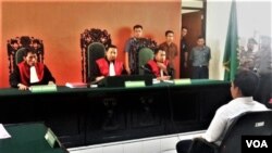 Sidang Budi Pego, aktivis yang menolak tambang Tumpang Pitu Banyuwangi, mendengar vonis atas tuduhan penyebaran faham komunisme (VOA/Petrus).