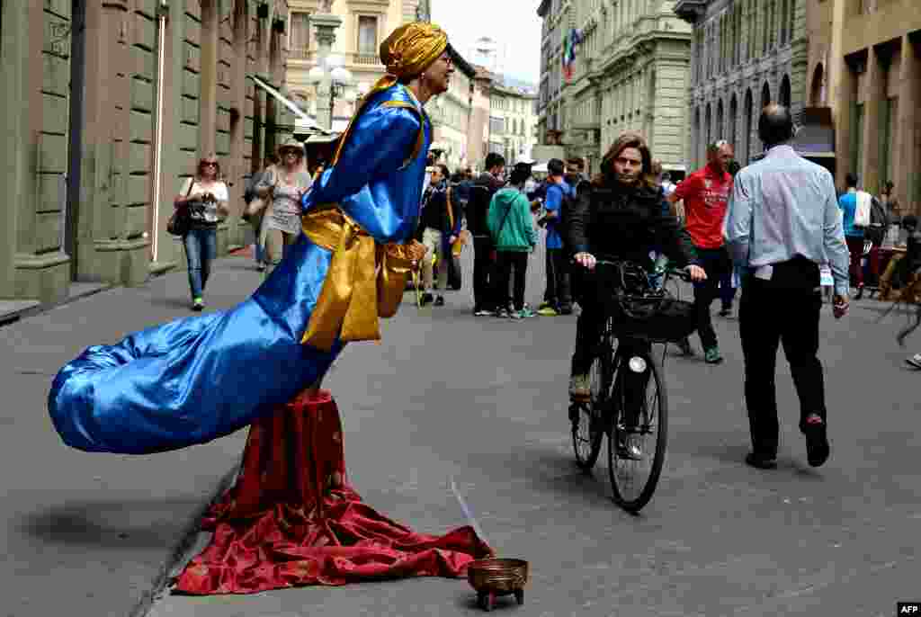 Seorang seniman jalanan beraksi di Florence, Italia.