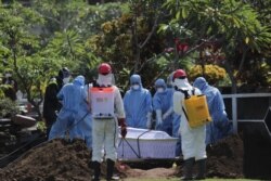 Petugas memakai baju hazmat dalam pemakaman Guru Besar UGM Prof Iwan Dwiprahasto di Makam Sawitsari Yogyakarta, Selasa, 24 Maret 2020. (Foto: Humas UGM)