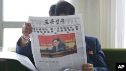 Un hombre norcoreano lee un periódico local con una imagen del líder Kim Jong Un el domingo, 8 de mayo de 2016, en Pyongyang, Corea del Norte. Este país realiza ejercicios militares con ojivas explosivas.