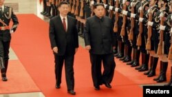 Le dirigeant nord-coréen Kim Jong Un et le président chinois Xi Jinping lors d'une visite non officielle en Chine, le 28 mars 2018