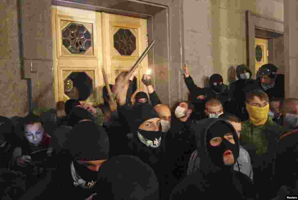 Activists of the Right Sector movement and their supporters gather outside the parliament building to demand the immediate resignation of Internal Affairs Minister Arsen Avakov, in Kyiv, March 27, 2014.