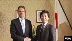 Menteri Keuangan Amerika Timothy Geithner (kiri) berjabat tangan dengan Menteri Keuangan Jepang Jun Azumi di Tokyo (12/1).