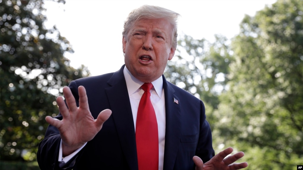 El presidente Donald Trump conversa con periodistas antes de partir en el helicóptero Marine One para la ceremonia de graduación de la Academia de la Fuerza Aérea, el jueves 30 de mayo de 2019, en Washington.