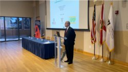 El expresidente de Costa Rica Luis Guillermo Solís toma la palabra durante el evento en la Universidad Internacional de la Florida para discutir los resultados de la encuesta del encuesta del “Barómetro de las Américas”.