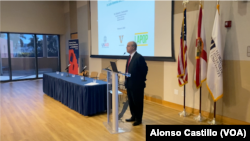 El expresidente de Costa Rica Luis Guillermo Solís toma la palabra durante el evento en la Universidad Internacional de la Florida para discutir los resultados de la encuesta del encuesta del “Barómetro de las Américas”.