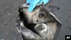 Kepingan panci presto yang ditemukan di sekitar lokasi ledakan bom, diperkirakan merupakan bagian dari bom yang mengguncang lomba marathon Boston, 15 April lalu (AP Photo/FBI).
