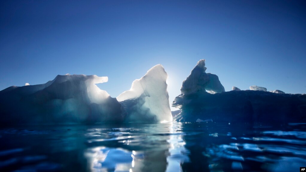 资料照片：格林兰群岛浮动的冰山（2017年8月1日）(photo:VOA)