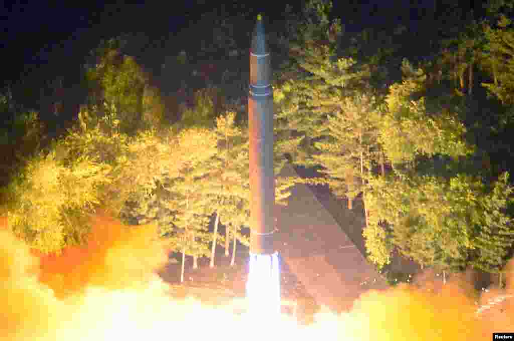 북한의 ICBM '화성-14' 탄도미사일이 화염을 내뿜으며 발사대에서 솟구치고 있다.
