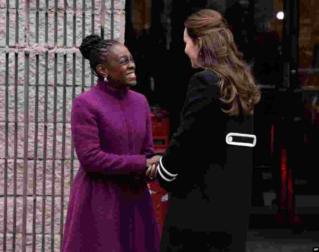 Catherine Middleton, Duchesse de Cambridge, est accueillie par Chirlane McCray, épouse du maire de New York, Bill de Blasio, au Centre Northside de New York, 8 décembre 2014. Alors que les deux dames ont visité un centre de développement de l&#39;enfant, le Prince William a rencontré le président Barack Obama, à Washington. &nbsp;