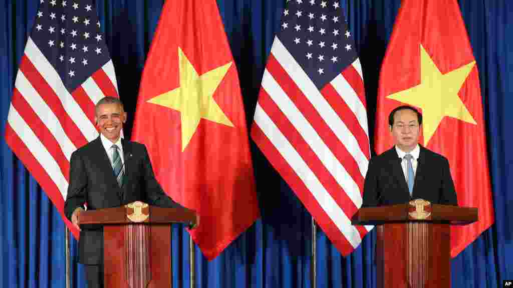 Le Président du Vietnam Tran Dai Quang, et le président américain Barack Obama lors d&#39;une conférence de presse à Hanoi, au Vietnam, le 23 mai 2016.
