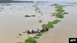 အိန္ဒိယ အရှေ့မြောက်ပိုင်း Assam ပြည်နယ်က ရေလွှမ်းသွားတဲ့ Ashigarh ရွာ လှေနဲ့ထွက်ခွာလာကြတဲ့ ရွာသားများ။ (ဇူလိုင် ၆၊ ၂၀၁၈)