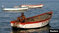 Certains pêcheurs sont partis pour le lac Malawi, à cent kilomètres du lac Chilwa asséché.
