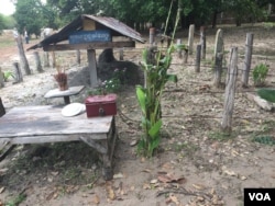 A sign and simple shrine is all that marks Pol Pot’s grave in Anlong Veng district. (Hul Reaksmey/VOA Khmer)