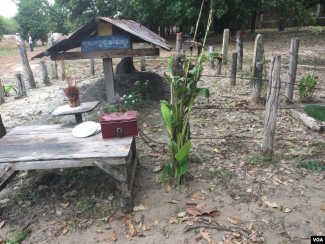 កន្លែង​ដុតខ្មោចប៉ុល ពត​ ថតកាលពី​ថ្ងៃ​ទី​ ២ ខែកញ្ញា​ ឆ្នាំ​ ២០១៧​ នៅស្រុកអន្លង់​វែង។ (ហ៊ុល​ រស្មី​/VOA) ​