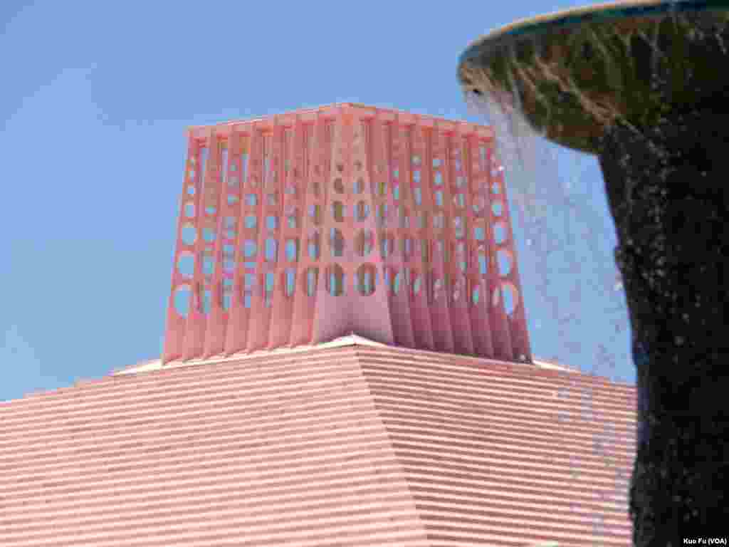庄园粉红色的环保屋顶（美国之音国符拍摄）