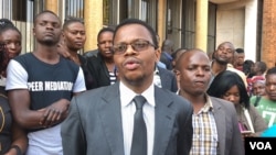Denford Halimani of Zimbabwe Lawyers for Human Rights says his 27 clients arrested during last week’s protests, now free on bail, should never have been detained as they have no case to answer. In this photo, taken Aug. 7, 2018, Halimani spoke outside the Harare Magistrates Court, in Harare, Zimbabwe. (C. Mavhunga/VOA)