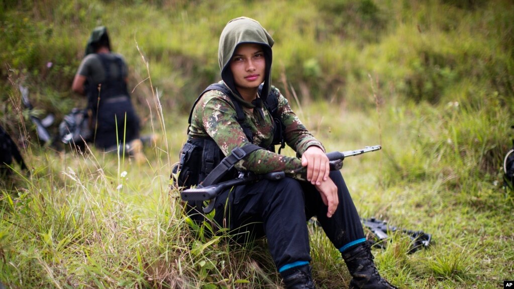 Juliana, una rebelde para el Frente 36 de las Fuerzas Armadas Revolucionarias de Colombia (FARC), descansa de una caminata en el noroeste de los Andes de Colombia, en el estado de Antioquia, el 6 de enero de 2016.