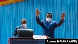 Christophe Mboso Nkodia (à dr.) salue ses pairs à l'Assemblée nationale à Kinshasa, République démocratique du Congo, le 3 février 2021.