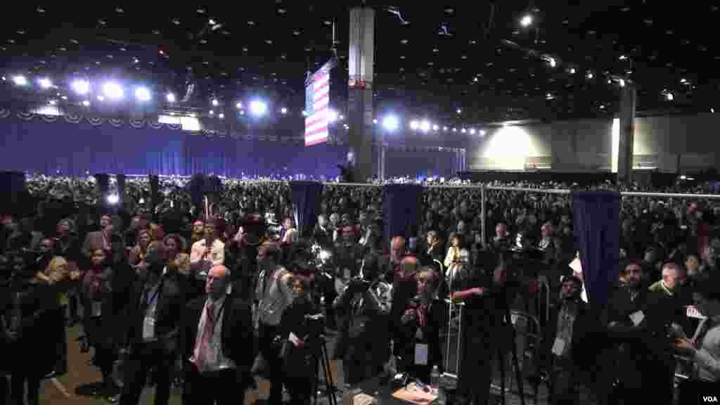 奥巴马芝加哥竞选总部的人群（美国之音 金刀拍摄）