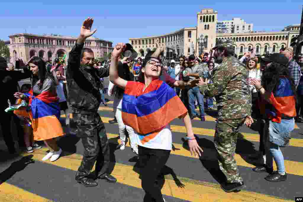 아르메니아 야당 지도자 니콜 파시냔의 지지자들이 예레반 중심 공화국 광장에서 시위 도중 춤을 추고 있다. 아르메니아에서 반정부 시위를 주도하며 총리 퇴진을 이끈 니콜 파시냔 의원의&nbsp; 총리 선출안이 의회에서 부결되자, 만여 명의 시민들이 건물과 도로를 봉쇄하고&nbsp; 페슈냔의 총리 임명을 촉구했다.