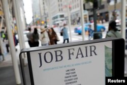 Znak za sajam radnih mjesta na Petoj aveniji na Manhattanu, 3. septembar 2021. (Foto: REUTERS/Andrew Kelly)