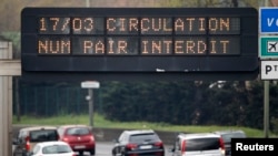 Bảnh điện tử cấm các xe hơi mang bảng số chẵn lưu thông vào ngày thứ Hai trên đường vành đai Paris, ngày 17/3/2014.