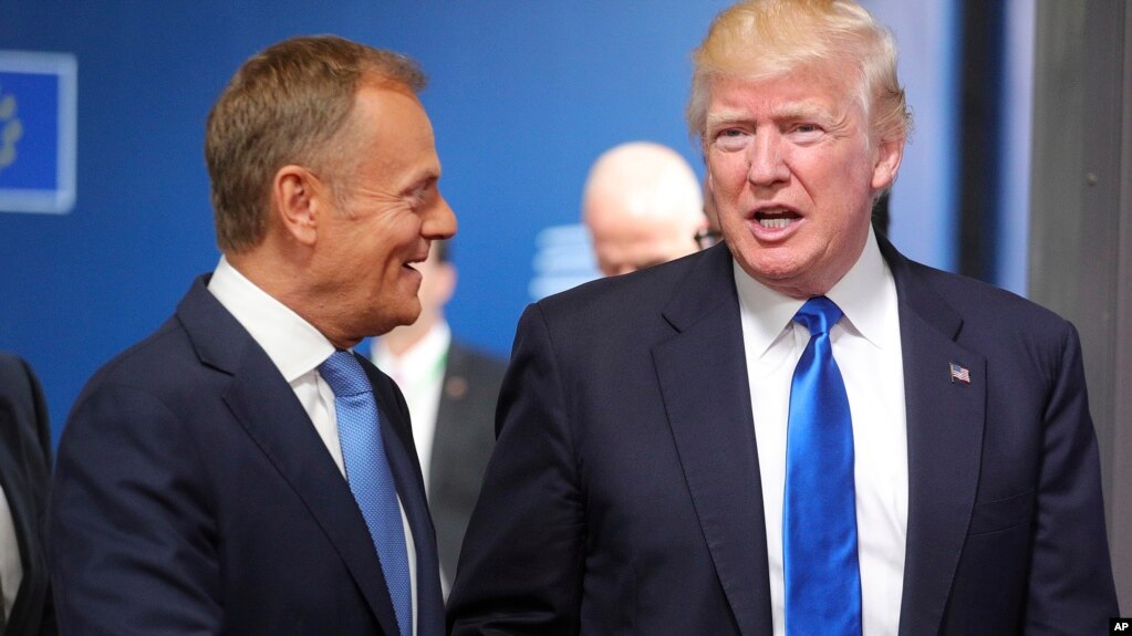 Predsednik Evropskog saveta Donald Tusk sa predsednikom SAD Donaldom Trampom pred prošlogodišnji samit NATO-a u Briselu, 27. maja 2017. (Foto: AP/Olivier Matthys)