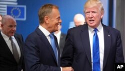 Le président américain Donald Trump salue le président du Conseil européen Donald Tusk à son arrivée à Bruxelles le 25 mai 2017.