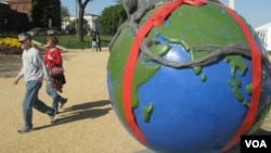 Tiruan bola dunia dalam rangka peringatan Hari Bumi. Penggunaan sumber daya hemat energi adalah satu cara mengurangi polusi (Foto: dok).