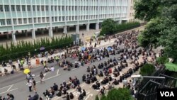 2019年6月27日抗議者聚集在律政司入口處（美國之音譚嘉琪拍攝）