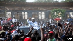 Umukuru w'umugambwe UDPS utavuga rumwe n'ubutegetsi, Felix Tshisekedi aramutsa abanywanyi biwe aho yagira ashikirize ijambo. Kinshasa, Itariki 24/04/2018.