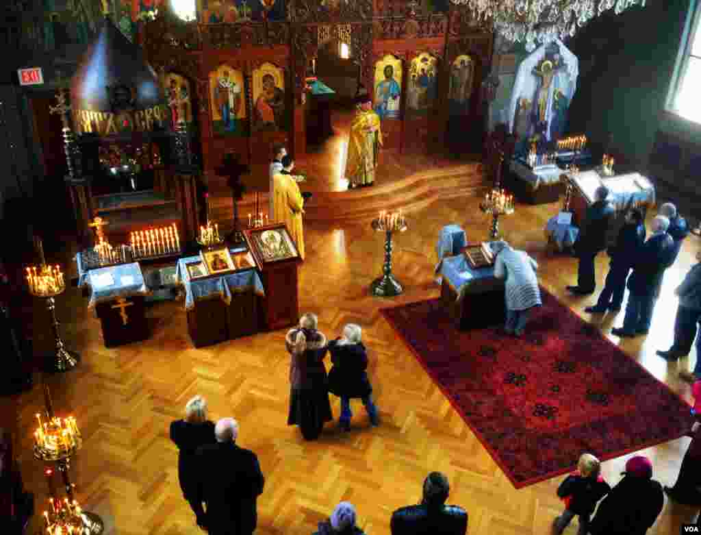 A service at The Holy Trinity Russian Orthodox Church in Bay Ridge Brooklyn. Orthodox Christmas is on Jan. 7, 2014. (Adam Phillips/VOA) 