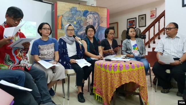 Jumpa pers di kantor Komisi untuk Orang Hilang dan Korban Tindak Kekerasan (Kontras) di Jakarta, Selasa (20/8), koalisi masyarakat sipil menilai negara telah gagal menangani isu Papua. (VOA/Fathiyah)