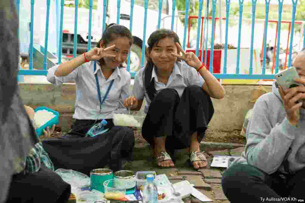 រូបភាព​ទូទៅ​នៃការប្រឡង​សញ្ញាប័ត្រ​មធ្យម​សិក្សា​ទុតិយ​ភូមិ​នៅរាជ​ធានី​ភ្នំពេញ ថ្ងៃ​ចន្ទ ទី​២០ ខែ​សីហា ឆ្នាំ​២០១៨។ (ទី អូលីស្សា/VOA)