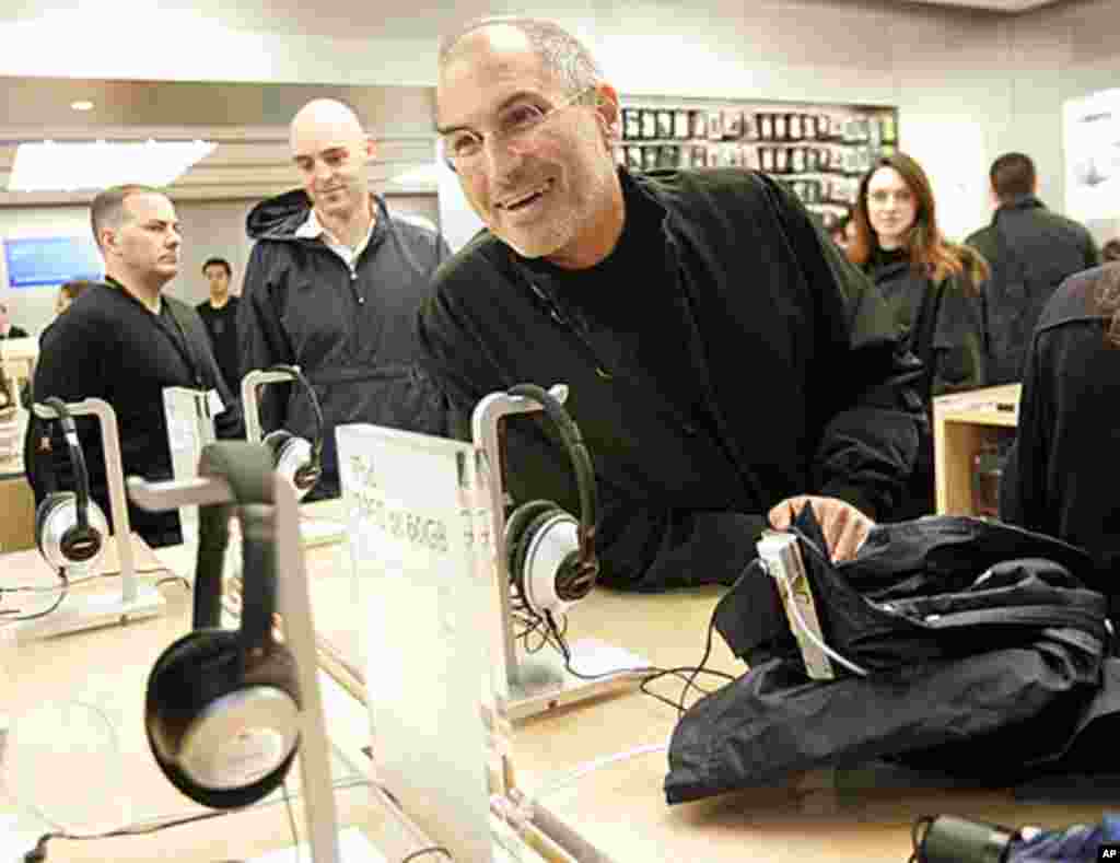 2006年：乔布斯在纽约第五大道新开张的苹果电脑店里。(Reuters)
