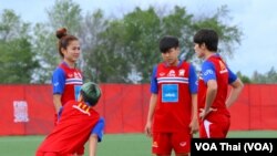 Các nữ tuyển thủ Thái Lan tập luyện trước trận đấu thứ hai gặp Cote d'Ivoire ở Ottawa, Ontario, Canada. 