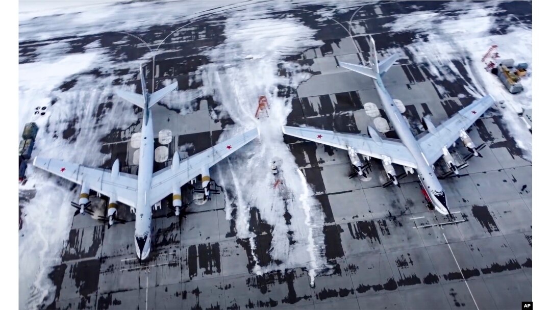 Na ovoj slici preuzetoj sa video snimka koji je dostavila pres-služba Ministarstva odbrane Rusije, par strateških bombardera Tu-95 ruskog ratnog vazduhoplovstva parkirano je u vazdušnoj bazi u Engelsu blizu reke Volge u Rusiji, ponedeljak, 24. januara 2022.