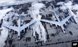Na ovoj slici preuzetoj sa video snimka koji je dostavila pres-služba Ministarstva odbrane Rusije, par strateških bombardera Tu-95 ruskog ratnog vazduhoplovstva parkirano je u vazdušnoj bazi u Engelsu blizu reke Volge u Rusiji, ponedeljak, 24. januara 2022.