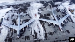 Российские стратегические бомбардировщики Ту-95 на военном аэродроме в городе Энгельсе (Поволжье). 24 января 2022г. 