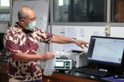 Prof Kuwat Triyono, pengembang GeNose dan alat yang diciptakannya. (Foto: Humas UGM)