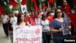Des militants des droits des Autochtones défilent après le "Pique-nique du 150e anniversaire du Canada", à Toronto, en Ontario, le 1er juillet 2017. (Photo Reuters /Mark Blinch)