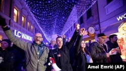 Davor Dragičević (u crnoj jakni), otac ubijenog Davora, predvodi protestnu šetnju u Banjaluci, 26. decembra 2018. (Foto: AP/Amel Emrić)