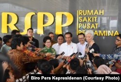 Presiden Joko Widodo dan Direktur Pelaksana IMF Christine Lagarde memberi keterangan di Rumah Sakit Pusat Pertamina. (Foto: Biro Pers Kepresidenan)