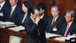 Japanese Prime Minister Naoto Kan reacts as he leaves the plenary session at the lower house, after surviving a no-confidence motion over his response to Japan's massive tsunami and ensuing nuclear crisis in Tokyo, June 2, 2011
