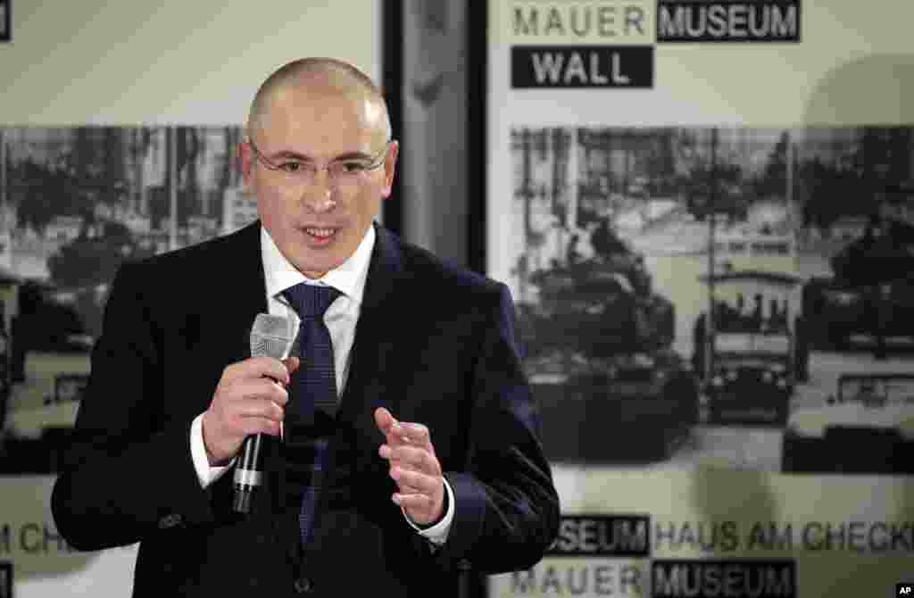 Mikhail Khodorkovsky speaks during his first news conference after his release from a Russian prison, Berlin, Germany, Dec. 22, 2013.&nbsp;